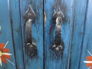 Black cabinet handles.